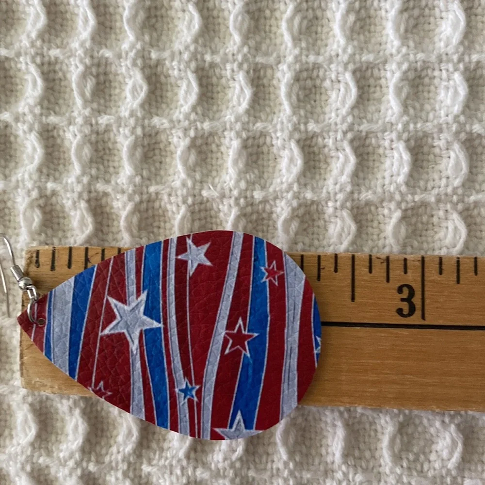 🦩 NWOT Earrings in faux leather in red, white & blue print🦩 - Picture 4 of 4